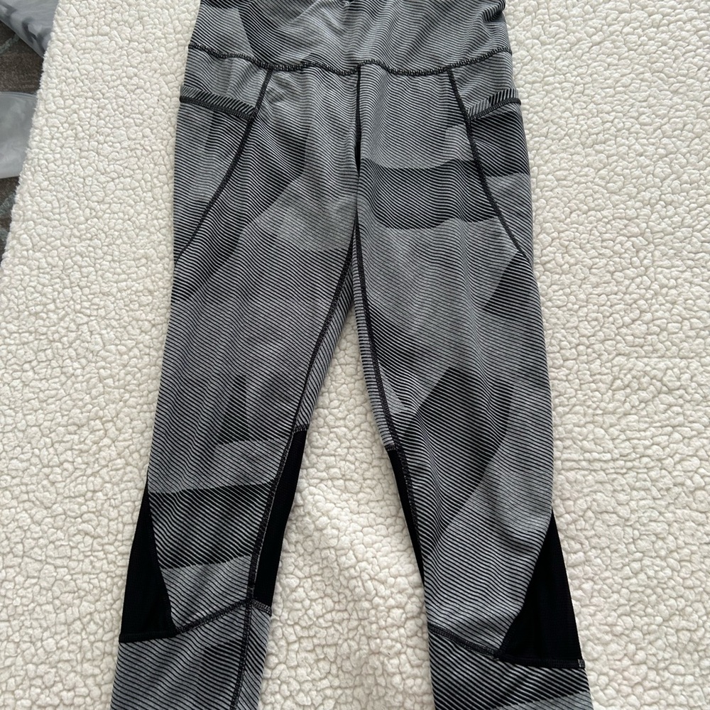 Athleta Capri - Cropped Side Pockets Black Gray  Size s